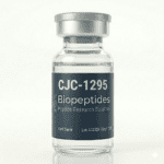Chemisch molecuulmodel van het peptide CJC1295 tegen een witte achtergrond