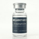 Flesje melanotan peptide met injectienaald op een witte achtergrond.